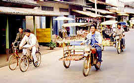 Reger Verkehr in Houisai, der laotischen Schwesterstadt von Chiang Khong  (9.7 K)