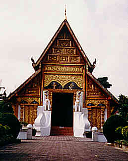 Viharn of Wat Phra Singh, frontview. (12.8 K)