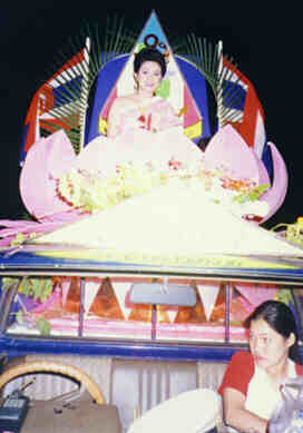 parade4.jpg - 13.1 K